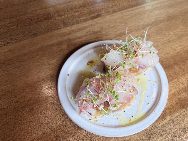 画像: 「鮮魚のオープンサンド」￥1,400〜。魚は、姉妹店のイタリアンバルが一匹まるごと仕入れるので、鮮度抜群。この日は鯛にスパイス塩をトッピング