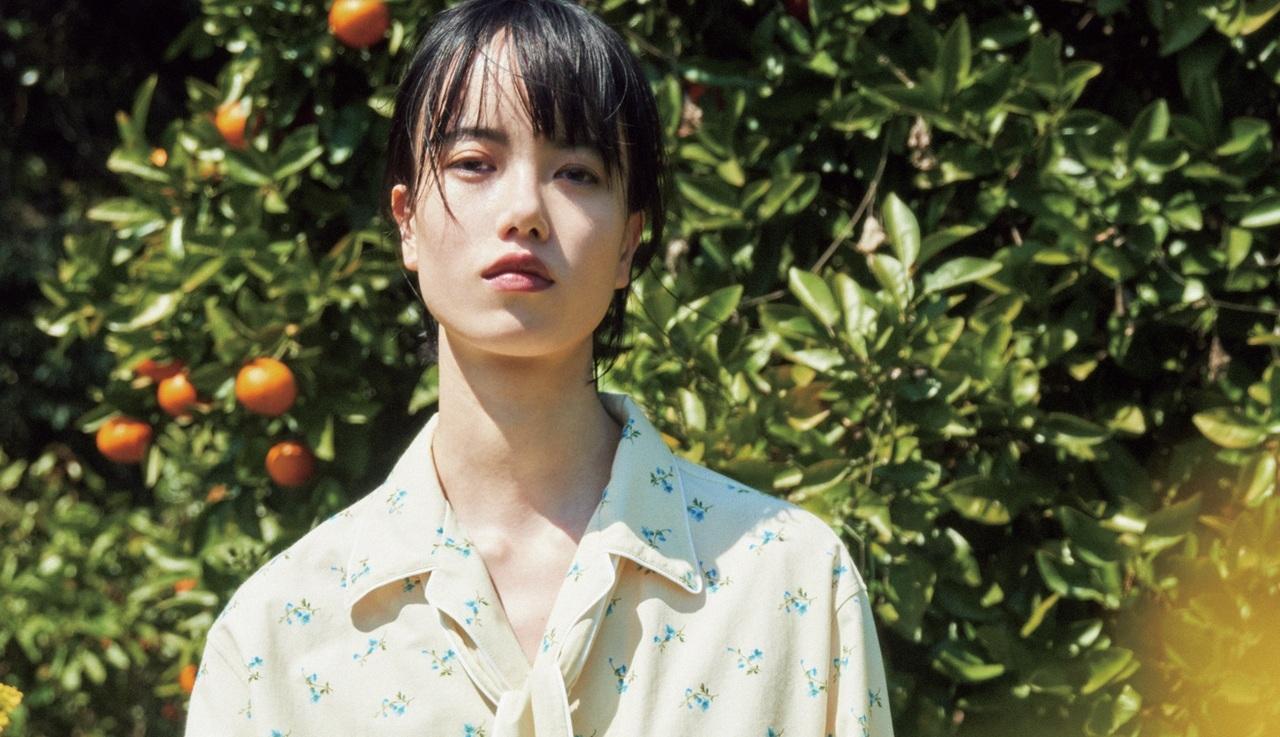 画像: 潮風と果樹と、夏物語① シャネルのジュエリー、プラダの小花柄、 フェンディの柑橘色のセットアップ - T JAPAN:The New York Times Style Magazine 公式サイト