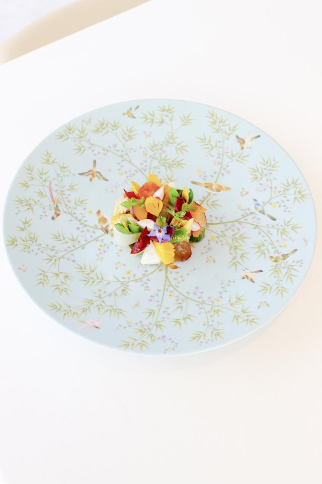 画像: 「菜園風季節野菜」。レイノー「パラダイス」の器に、マリネした旬の野菜と地元の果実を重ねた、コースを象徴する一皿
