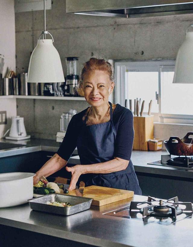 画像: 有元葉子(ありもと・ようこ) 料理家。素材を生かしたシンプルで力強い料理と、環境にも配慮した心地よい暮らし方に多くの共感が集まり、著書は100冊を超える。使いやすく美しい調理道具「ラ バーゼ」シリーズを開発、提案。イタリア・ウンブリアと信州にも家を持ち、東京と三拠点の生活を楽しむ。世界中どこからでも参加できるオンライン料理教室「YOKO’S TABLE」も好評。https://www.arimotoyoko.com/