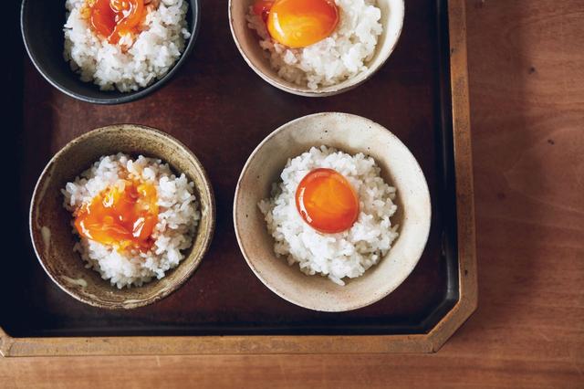 画像: うにのようにねっとりとうまみがあっておいしいと、家族全員が大好きな「うに玉子」。懐石料理の本から学んだ卵黄の味噌漬けに用いたあとの味噌の使い道に困り、「醬油に漬けたらどうかしら」と試してみたら大成功。卵黄を少量の醬油に漬け、その醬油もごはんにかけてしまう「有元流T.K.G.(たまごかけごはん)」。無駄のない料理になった。