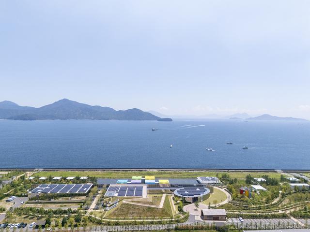 画像: 瀬戸内海に面した約4.6ヘクタールの敷地に、美術館、庭園、レストラン、10棟のヴィラが点在。屋根に設置されたソーラーパネルが、施設で使用する電力の約35%を賄う PHOTOGRAPHS: COURTESY OF Simose Art Garden Villa