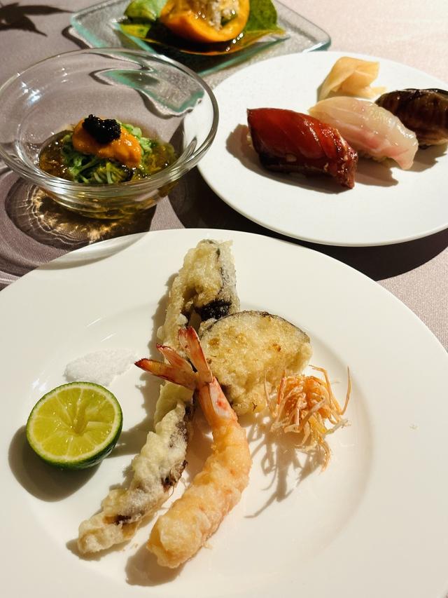 画像: ビュッフェでまず直行したのは天ぷら盛り合わせ、藤澤料理長による中トロ漬け、穴子、アコウ鯛、山下秀一料理長の渡り蟹の柿釜、三輪素麺と大和真菜のジェノベーゼ