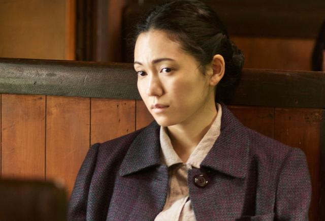 画像: 教師だった曽根文美子(二階堂ふみ)。のちに琴子を探す旅に出る