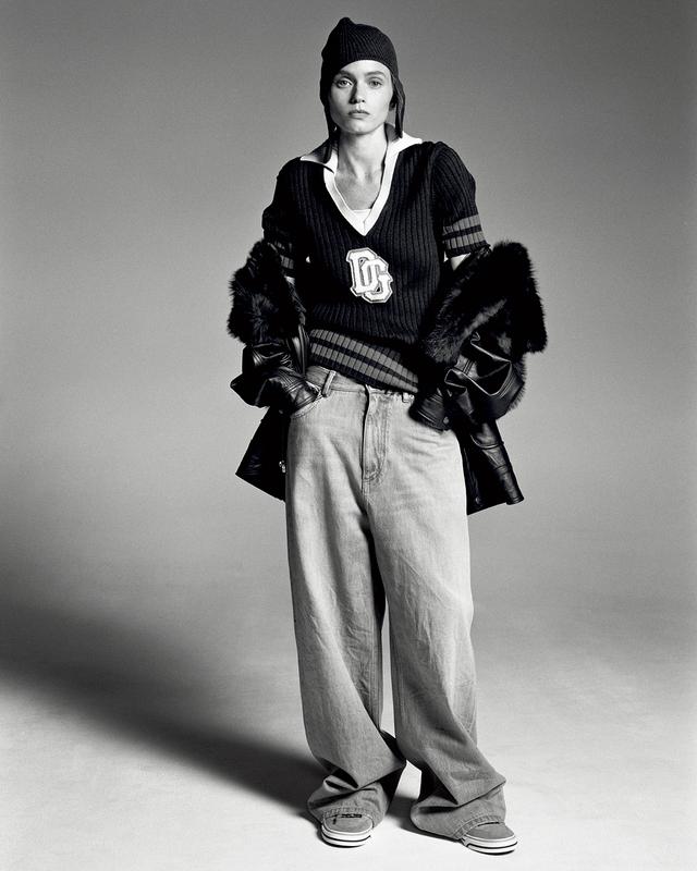 画像: ジャケット・ニット・ジーンズ・靴(すべてメンズアイテム・参考商品)/ドルチェ&ガッバーナ ドルチェ&ガッバーナ ジャパン TEL:03-6833-6099 ニットキャップ(参考商品)/エムエム6 メゾン マルジェラ マルジェラ ジャパンクライアントサービス TEL:0120-934-779