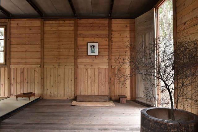 画像: 屋根を取り外し、外壁の板パネルとガラスを外し、最後に鉄鋼の躯体を解体して、パリに移築する JEAN PROUVÉ, 6x6 DEMOUNTABLE HOUSE, 1944 © Galerie Patrick Seguin