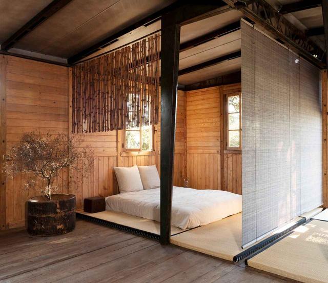 画像: 板の間の半分に畳を敷き、日本で探し求めた簾をしつらえた JEAN PROUVÉ, 6x6 DEMOUNTABLE HOUSE, 1944 © Galerie Patrick Seguin