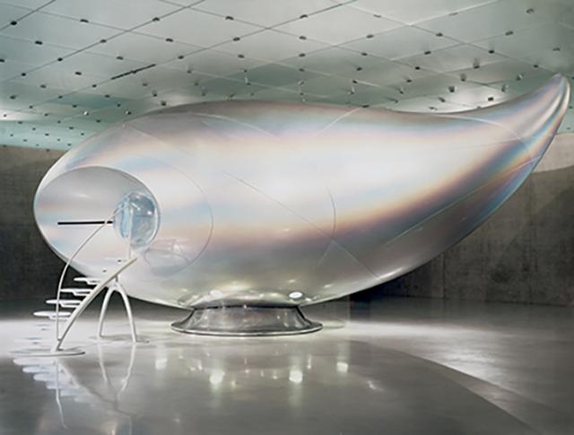 画像: 『森万里子:燦燦(さんさん)』 この《Wave UFO》(1999-2002年)も本展覧会にて展示予定。 ©Richard Learoyd 会期:10月31日(土)〜2027年3月28日(日) 会場:森美術館 東京都港区六本木6 の10の1六本木ヒルズ森タワー53階 公式サイト