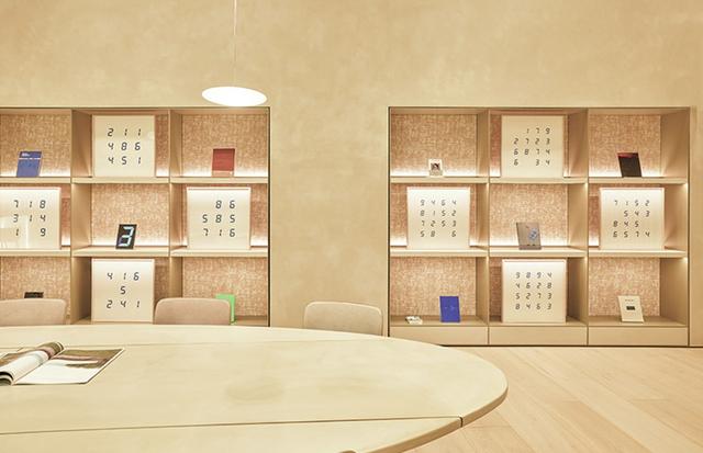 画像: ブルネロ クチネリ表参道店の地下2階にある「CASA CUCINELLI TOKYO」。12月31日まで『INCONTROCON L’ARTISTA アーティストとの出会い ─「時の海 - 東北」プロジェクト 現代美術家 宮島達男』が開催中。貴重なユニークピースを入手できる。 COURTESY OF BRUNELLO CUCINELLI