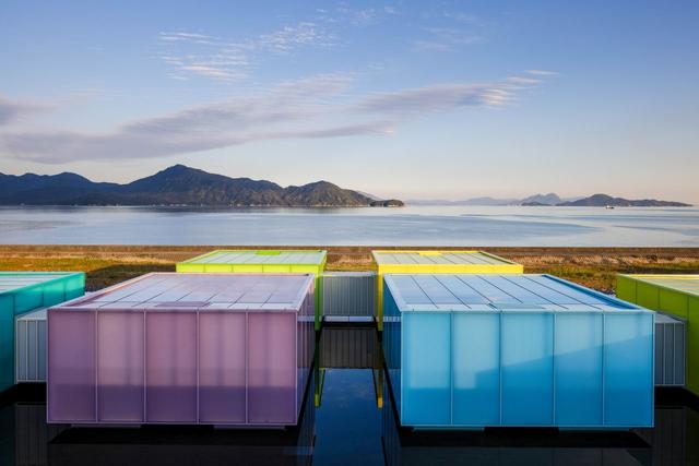 画像: 宮島、阿多田島、江田島など、瀬戸内の島々を望む望洋テラス。一般開館前と閉館後には、宿泊者だけの静かな時間が流れる ©Ben Richards