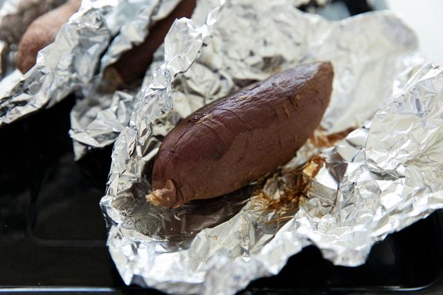 画像: 焼きいものできあがり。オーブンでじっくり焼くことで、甘みが出ておいしくなる。
