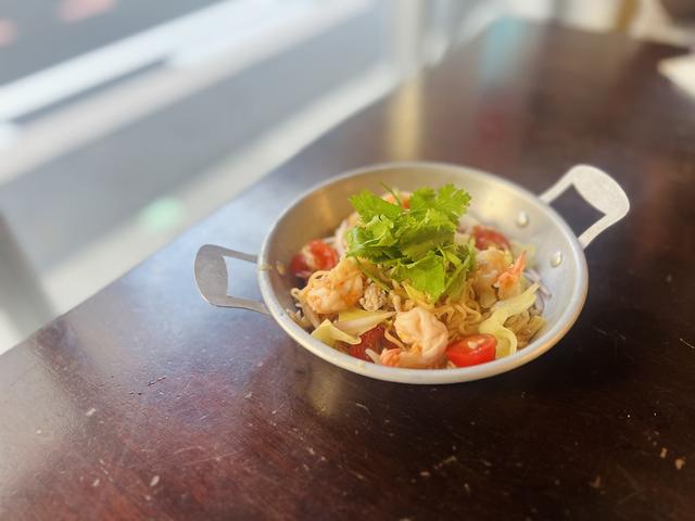 画像: お酒が進むアテになる酸っぱ辛い和え物。インスタント麺のサラダ¥1,000