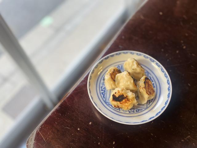画像: 刻み大葉がたっぷり入った大葉の焼餃子5個¥600