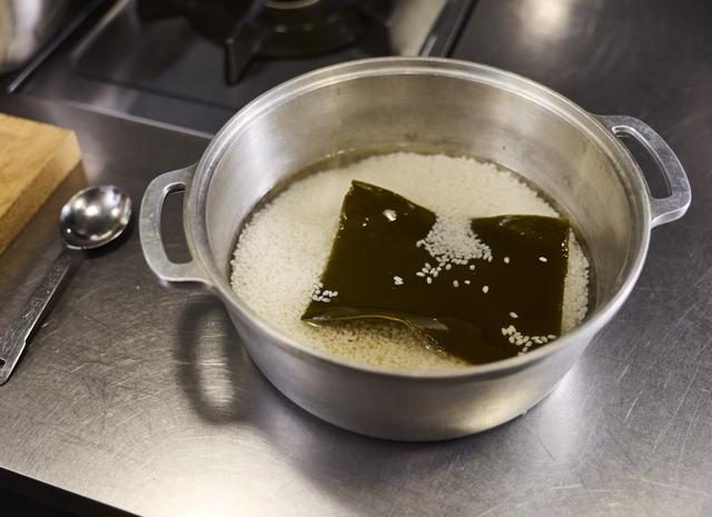画像: 1 米は炊く30分前にとぎ、ざるにあげる。鍋に米と昆布だしを昆布ごと入れ、塩、醤油を加える