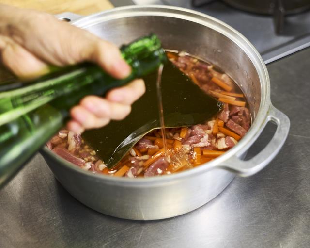 画像: 3調味料を鍋に入れて全体を混ぜ、味をみる。足りなければ塩か醬油で味を整える。2を入れ、酒を加え、昆布を沈めるようにして入れる。蓋をして強火にかけ、沸騰したら弱火で10〜15分炊き、火を止めて15分蒸らす。炊飯器でもOK。