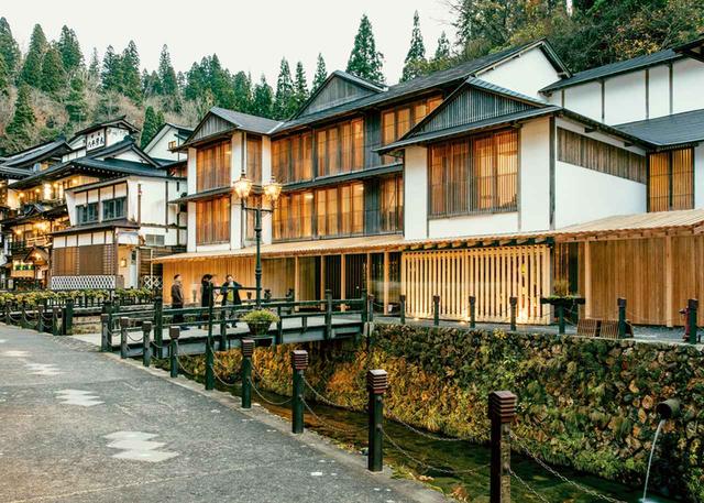 画像: 隈研吾の建築は往々にして、見かけよりシンプルだ。伝統的な素材、 ことに木材が多く用いられる。写真は、隈が設計した「藤屋旅館」。山形県の秘湯、銀山温泉にある 昔ながらの日本旅館だ