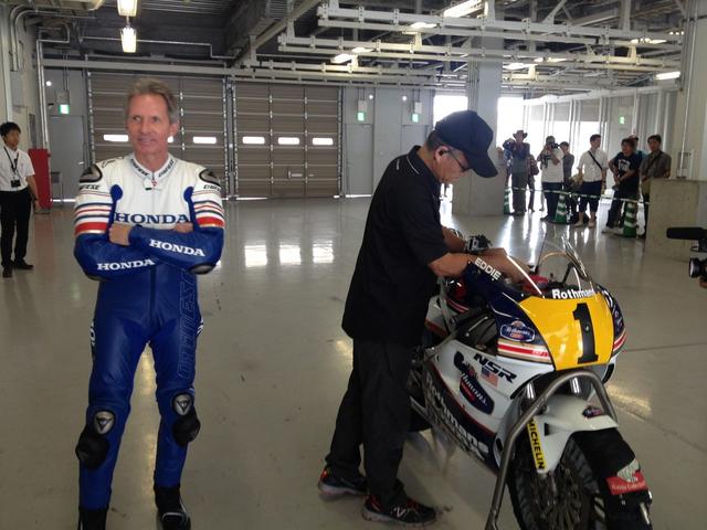 画像: 4度目のGP500ccタイトルを獲得したコンビネーション。エディ・ローソンとホンダNSR500(1989年型)。ホンダファクトリーはやっぱり「ロスマンズカラー」が一番クールですね。