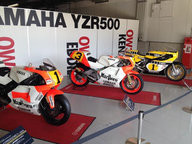 画像: 展示のみに終わった3台のヤマハYZR500。次回は万難を排して、走行する姿を鈴鹿に集ったファンたちに見せていただきたいものです。お客さんの期待に応えること以上に、現場では大事なことはないのですから・・・。