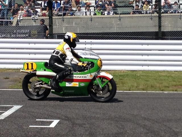 画像: 24日(日)に、カワサキのGP500ccマシン、KR500(1981年型)に乗るケニーさん。