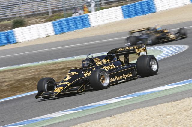 画像: マスターズ・ヒストリック・フォーミュラ1に出場するLotus 92。今は禁じられたタバコ・スポンサー・カラーの代表例、JPSカラーに胸を熱くするモータースポーツファンも多いのでは? (C)Copyright MOBILITYLAND CORP.