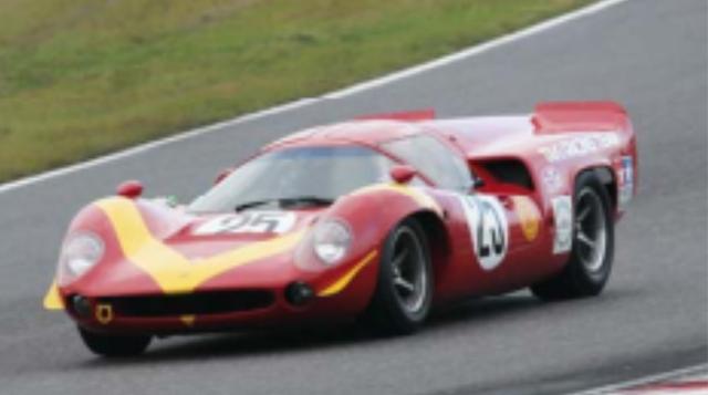 画像: 1968年 LOLA T70 MkIII イギリスのローラカーズが1965年に発表した2座席スポーツカーがローラT70 。改良型のT70 MkIIIが、1968年富士スピードウェイで開催された第5回日本グランプリレースに参戦した。有力プライベータの滝レーシングがポルシェとともに投入したもので、ニッサンR381とトヨタ7の戦いに挑む形となり話題になった。 決勝は結果を残せなかったものの、予選では2台のニッサンに続いて長谷見昌弘がドライブするT70 MkIIIが3番手に食い込み、その速さを見せつけた。