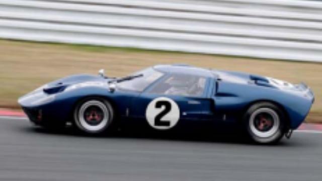 画像: 1966年 Ford GT MkII アメリカのフォード社が開発したスポーツプロトタイプカー。1964年にフォードGTを発表し、ル・マン24時間レースなどに参戦すると、1966年にはシャシーを強化し、475馬力の7.2リッターエンジンを搭載したMk IIを投入。この年のル・マン24時間レースには8台のワークスマシンが参戦し、3位までを独占する活躍を見せた。一般にはフォードGT40と呼ばれているが、これは車高が40インチ(1016mm)と低いことから付けられた愛称だ。