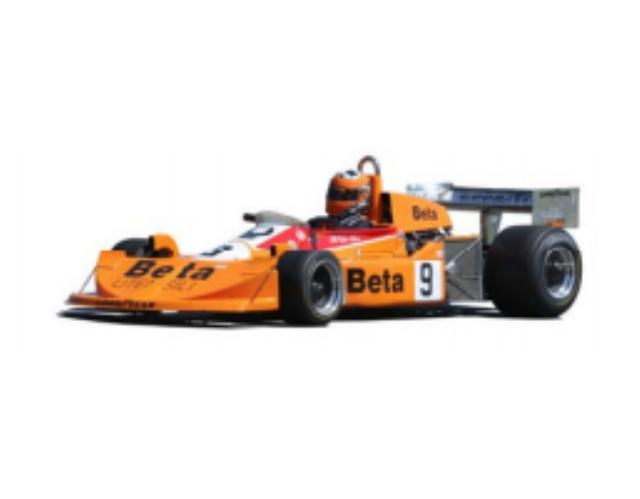 画像: 1976 March 761 量産レーシングカー・コンストラクターとして活動したマーチが1976年シーズン用に用意したマシン。前 作751のロングホイールベース仕様というべきもので、741以降のマーチF1同様、モノコックなど主要パーツをF2と共用している。 当初ワークスからはビットリオ・ブランビラ、レッラ・ロンバルディ、ハンス・ヨアヒム・シュトゥックの3台が参戦。第2戦南アフリカからロニー・ピーターソンが加入し、4台体制になった。総合性能ではライバルに及ばなかったが、ストレートスピードの速さを活かし、ピーターソンがオランダGPでポールポジション、イタリアGPで優勝を飾るなど、随所で活躍をみせた。この761は、ブランビラがドライブしていた車両で、非選手権のレース・オブ・チャンピオンズで4位に入ったほか、オランダGPで6位に入った経歴をもっている。