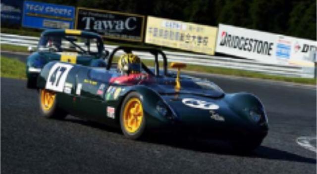 画像: 1963年〜64年 Lotus 23B F1で有名なイギリスのロータスから1962年にデビューした純レーシングスポーツがロータス23。ロータス23は1963年に鈴鹿サーキットで開催された第1回日本グランプリのメインイベント、国際スポーツカーレース出場し表彰台を独占する速さを見せた。 エンジンをミッドシップに搭載し、低く流麗なスタイルはファン、関係者に衝撃を与えた。その後進化版の23Bが様々なレースに参戦し活躍した。