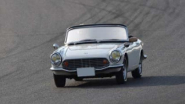 画像: **1967年 Honda S800* 1963年に発売されたHonda S500は、翌年S600へと進化しモータースポーツシーンで大活躍した。1965年にはS800が登場し、国内外の様々なレースで目を見張る好成績を残している。1967年鈴鹿1000km耐久自動車レースではポルシェ・カレラ6、トヨタ2000GT、ニッサン・フェアレディと戦い総合3、4位を獲得。 特にRSC(レーシングサービスクラブ)チューンのマシンが際立った戦闘力を示し、1968年の鈴鹿12時間レースでは2台のトヨタ7に続いて総合3位に入賞した。