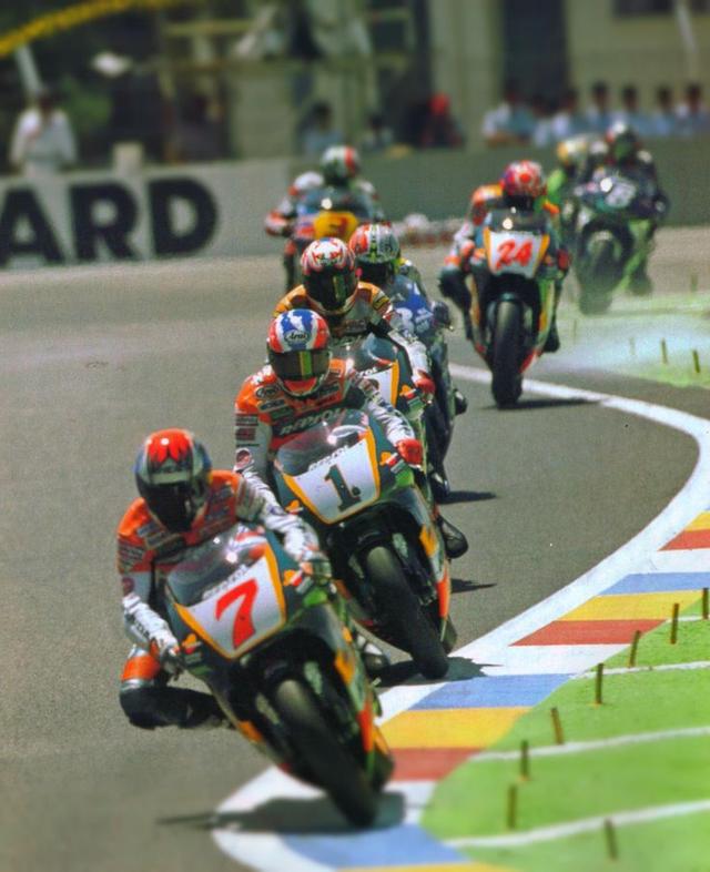画像: 1997年フランスGPのワンシーン。このレースの勝利を含み、ゼッケン1のM.ドゥーハン(ホンダ)は第4戦から第13戦まで10連勝を記録しました! 合計12勝で、当然タイトル防衛を果たしています。 www.pinterest.jp