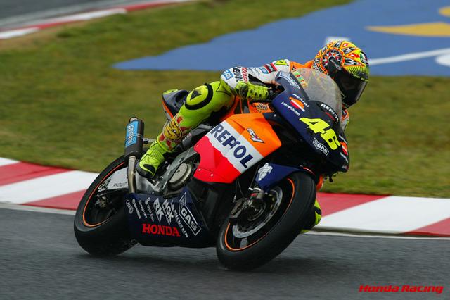 画像: 2002年に11勝でMotoGPチャンピオンとなったV.ロッシとホンダRC211V。翌2003年も9勝をあげ、最高峰クラス3連覇を達成した。 www.honda.co.jp