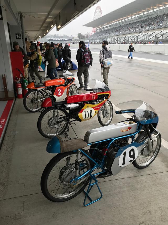 画像: 3台のGP50ccクラスレーサー。手前からスズキRM64(空冷2ストローク単気筒)、ブリヂストンEJR(水冷2ストローク2気筒)、そしてトーハツ105Y(空冷2ストローク2気筒)です。