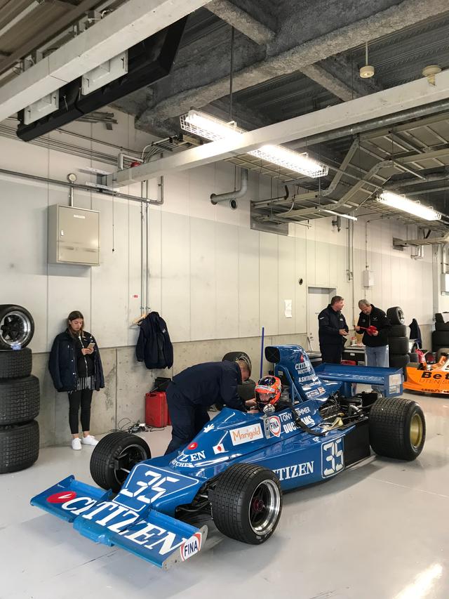 画像: 日本製のF1マシン、マキF101C !! 本邦初開催の「FIAマスターズ・ヒストリック・フォーミュラ1」のデモンストレーションは、鈴鹿に集まったファンから熱い視線を注がれまくっていました。