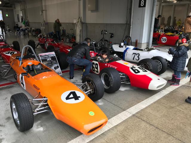 画像: 1960年代のフォーミュラカーによるヒストリック・レース、Historic Formula Registerの参加車両に乗り込み喜ぶ坊やの笑顔がいいですね。Historic Formula Registerは昨年度より「Suzuka Sound of ENGINE 2017」でも開催。30台以上のエントリーで、鈴鹿のフルコースで熱いバトルを披露してくれました。