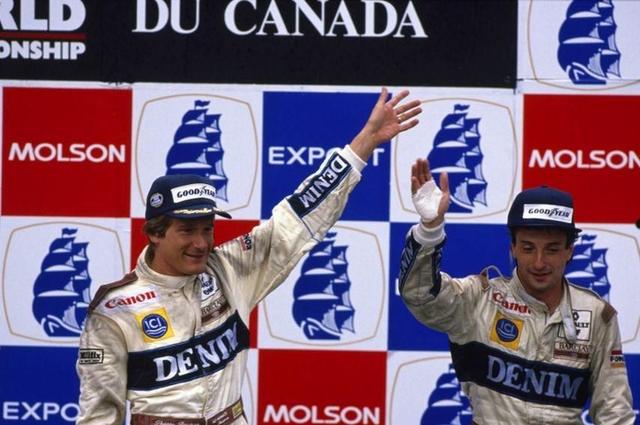 画像: 1989年カナダGPで優勝し、FW12Cに乗る僚友リカルド・パトレーゼ(右・2位)とともに、表彰台に登壇するT.ブーツェン(左)。 www.snaplap.net