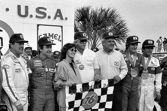 画像: 1985年デイトナ24時間のウィナーサークルにて。左からA.J.フォイト、ボブ・ウォレク、3人飛んでT.ブーツェン、そしてアル・アンサー。なおマシンはポルシェ956でした。 www.snaplap.net