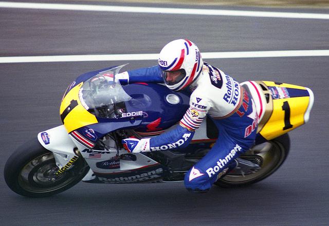 画像: 1989年シーズンの最多勝はK.シュワンツ(スズキ)の6勝でしたが、シーズンとおして好成績を残したE.ローソン(ホンダ)が、タイトル防衛を果たしました。 en.wikipedia.org
