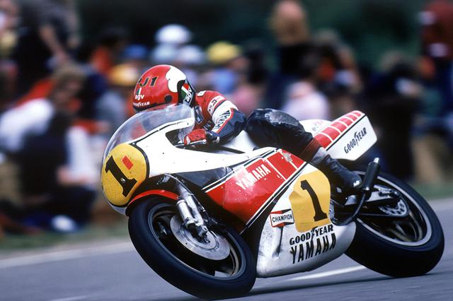 画像: 1981年、スクエア4エンジンを採用するヤマハYZR500(0W54)でシーズンを戦ったケニーですが、この年は2勝に止まりタイトル防衛に失敗します(ランキング3位)。 global.yamaha-motor.com