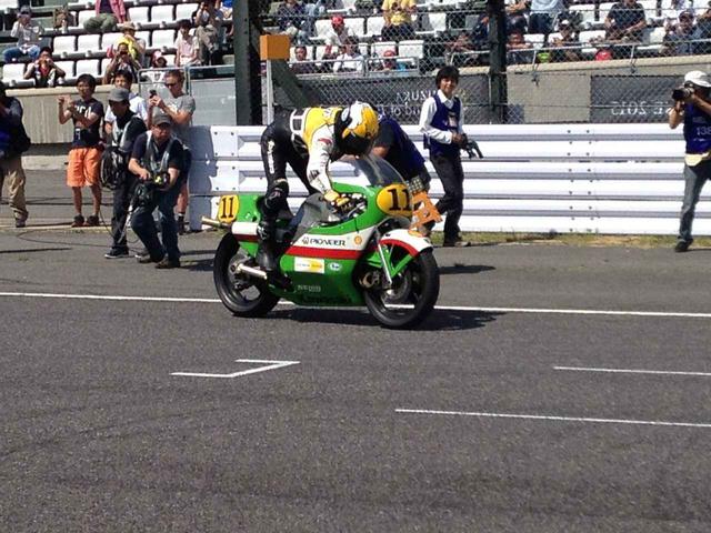 画像: 「SUZUKA Sound of ENGINE 2015」の珍しいひとこま。KR=ケニー・ロバーツがKR(500)に乗る・・・シーンです!! soundofengine.lrnc.cc