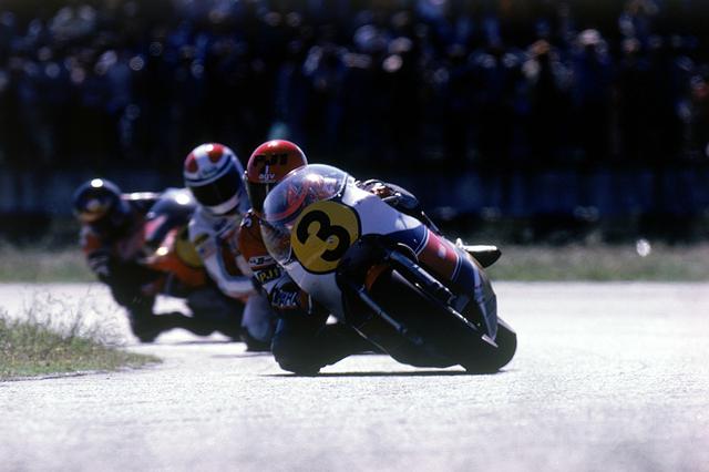 画像: 1982年シーズンはホンダが新機軸の2ストローク3気筒GPマシン、NS500を投入。マルコ・ルッキネリ、片山敬済 、そしてフレディー・スペンサー(写真中央)がNS500のハンドルを託されました。ケニーはこの年から、長年使っていたグッドイヤータイヤからダンロップタイヤ、そして第2戦からV4のYZR500(0W61)で戦いますが、シーズン2勝、ランキング4位に甘んじることになりました・・・。 global.yamaha-motor.com