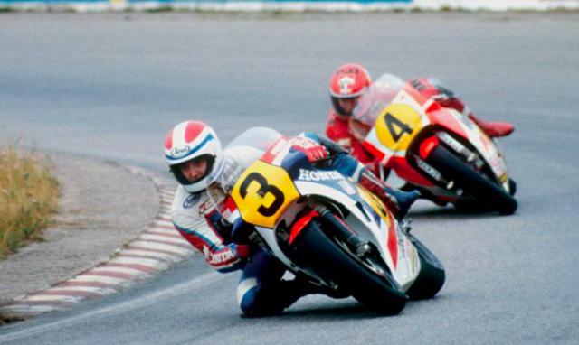 画像: 1983年シーズン、デルタボックスフレームを採用したヤマハYZR500(0W70)に乗るケニーは、ホンダNS500を駆るスペンサーと歴史に残る接戦を展開。勝利数は2人とも同数の6勝でしたが、わずか2ポイント差で栄冠はスペンサーのものに・・・。この年を最後に、ケニーはGPライダーとしてのキャリアを終えることになりました。 lrnc.cc