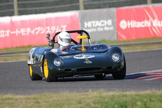 画像: Lotus 23B(1964) 1962年にデビューしたロータス23は、1963年の鈴鹿サーキットにて開催された第1回日本グランプリのメインイベント・国際スポーツカーレースに出場。ミッドシップエンジンで低く流麗なスタイルは、観客はもちろん、レース関係者にも衝撃を与え、表彰台を独占する速さを見せつけた。その後は23Bとして改良が加えられ、さまざまなレースに参戦し活躍を続けた。