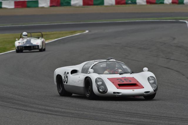 画像: Porsche 910(1967) 1966年の日本グランプリで、ニッサンR380と死闘を演じたカレラ6(906)を進化させたのがポルシェ910。1966年にヒルクライムレースに参戦し、翌67年SWC(スポーツカー世界選手権)開幕戦に本格デビューを果たす。当初は6気筒エンジンだったが、後半から8気筒エンジンを投入し、第6戦のニュルブルクリンク1000kmでは、8気筒エンジン車が1位から3位を独占する強さを見せた。同車は1968年の日本グランプリに参戦し、生沢徹のドライブで2位に入っている。