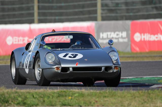 画像: Porsche 904/8(1964) 第1回日本グランプリで、ポルシェカレラ2(902)が予選ポールポジションを獲得するなど古くから日本でも注目されていたポルシェ。翌年の同大会では式場壮吉がドライブするポルシェカレラ4(904GTS)とスカイラインGT勢の対決となるが、ポルシェが大差をつけて優勝。904GTSは市販の水平対向4気筒2000ccエンジンに加え、ワークス用として6気筒エンジンの6GTS、8気筒の8GTSが生産され、8GTSはル・マン24時間レースにも参戦した。