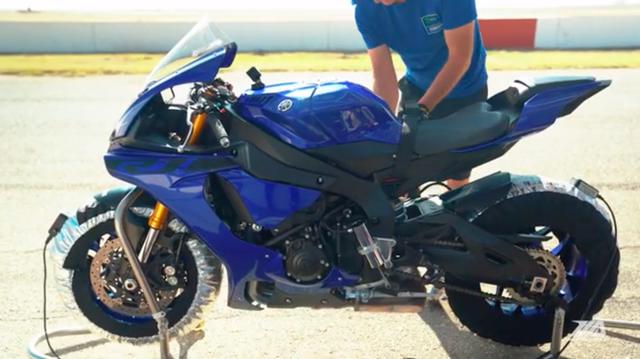 画像: ヤマハモーターUSAが、ウェイン・レイニーのために用意したヤマハYZF-R1。基本はトラックディ(サーキットスポーツ走行)仕様のスタンダード車ですが、下半身不随のレイニーが車体をホールドできるように、シートまわりに工夫が施されています。 www.youtube.com