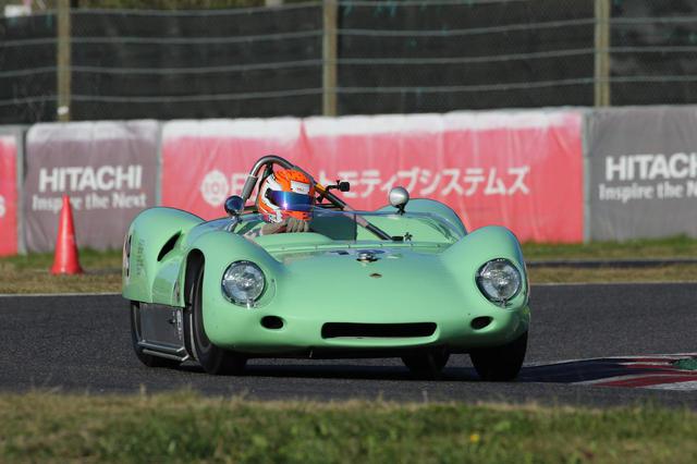 画像: Lotus 19(1960) 新型ミッドシップエンジン車を投入したクーパーに苦戦をしいられていたロータス。当時フロントエンジン車で参戦を続けていたが、ついに反撃の狼煙を上げる。そのためにとったのはF1をスポーツカーにすること。ロータス発のミッドシップエンジンF1マシン・ロータス18をベースに、1960年にロータス19を製作。2500ccエンジンは250馬力と高くはないものの、F1をベースにしてるだけあってシャシーは強固でハンドリングも軽快。高い走行性能を発揮した。