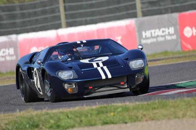 画像: FORD GT MK Ⅱ B(1967) 1964年、フォードがイギリスのローラ・カーズと提携して製作したのがフォードGTで、車高が40インチと低くかったことからGT40とも呼ばれた。V型8気筒4700ccエンジンをミッドシップに搭載したスポーツプロトタイプレースカーで、1964年ル・マン24時間などに参戦したが、残念ながら結果を残すことはできず。しかし、1966年にシャシーを強化した7000cc・475馬力のマークIIが登場すると、ル・マン24時間レースに8台のワークスマシンが参戦し見事優勝。表彰台を独占した。