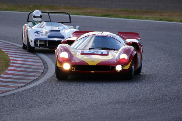 画像: LOTA T70 Mk3(1968) 1965年にイギリスのローラカーズが発表した2シーターのスポーツカーがローラT70だ。その改良型となるT70 Mk3は、1968年に富士スピードウェイで開催された第5回日本グランプリレースに参戦。これは有力プライベーターの滝レーシングがポルシェとともに投入したもので、ニッサンR381とトヨタ7の戦いに挑む形となり話題に。決勝で結果を残すことはできなかったものの、その予選では長谷見昌弘がドライブするT70 Mk3が3番手に食い込み、その速さを見せつけた。