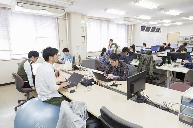 画像: ヤッホーブルーイングの営業やバックオフィスのメンバーが集まるオフィス。「社長室」はなく、井手社長もこのフロアで仕事をする