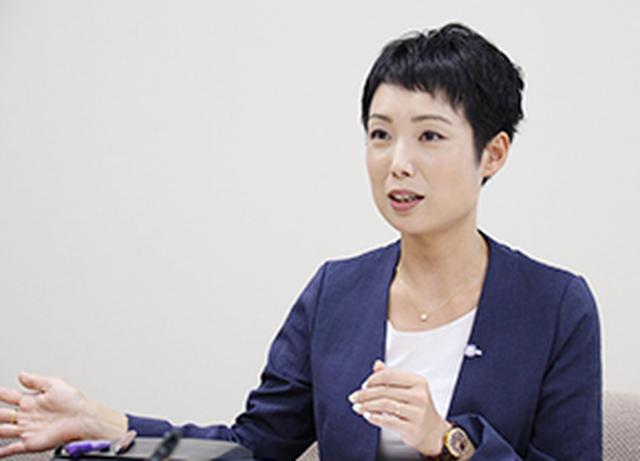 画像: ファンケル グループサポートセンター 総務部 購買グループ 課長の新村彩さん。2002年新卒入社。大学時代の友人がファンケルの商品を使っていたことがきっかけとなり入社。お客様相談窓口、店舗スタッフ教育部署などを経て、3年目から人事部に配属。採用、教育に携わる中、2人の子どもの出産と育児のために2度の産休・育休を取得。12年に購買グループに異動し、16年7月から現職。時短勤務を活用し、午前4時30分起床、8時出社、午後4時30分退社。朝夕の食事の支度、弁当づくりなどの家事もこなす。